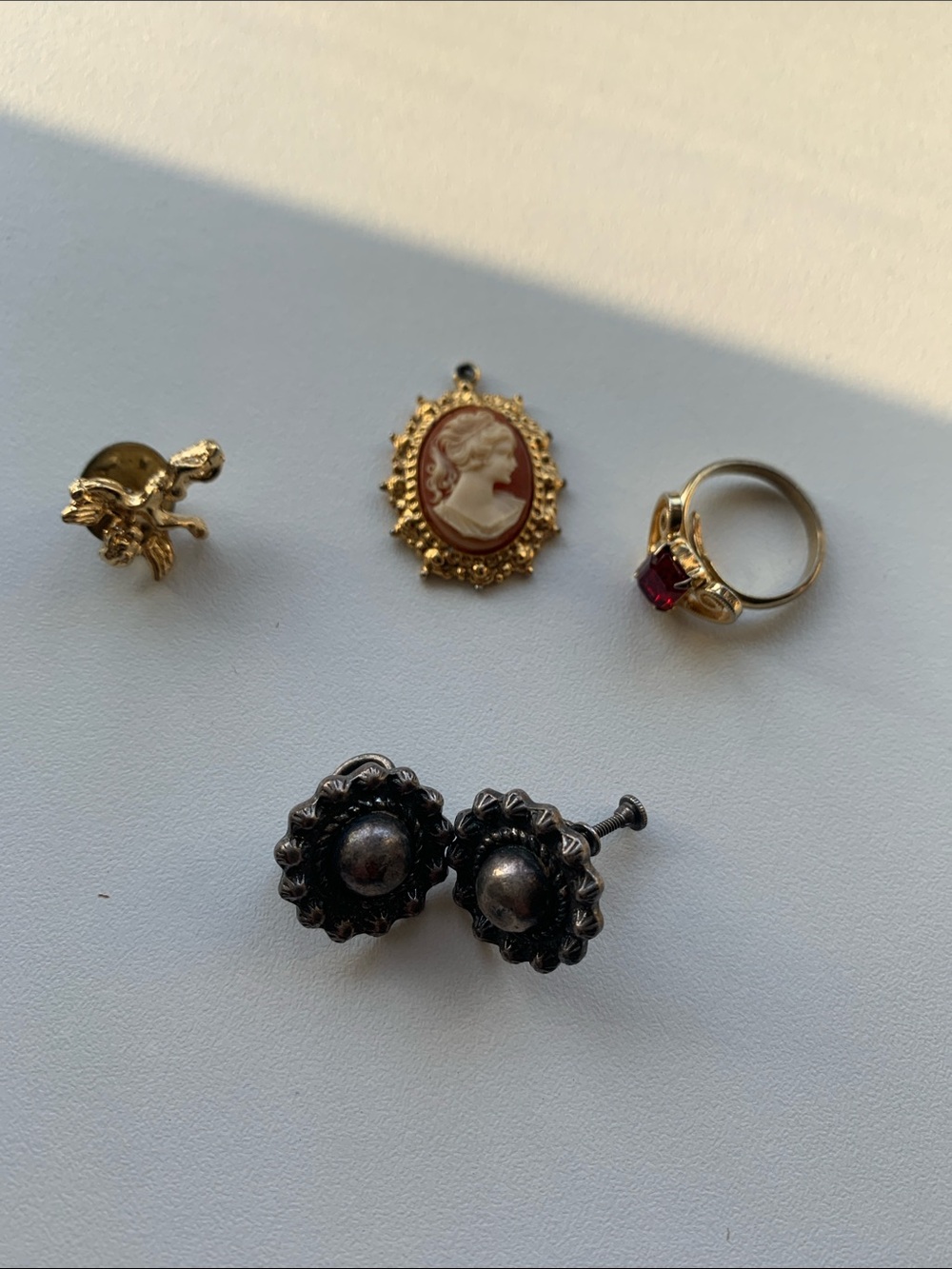 Bundle of vintage jewelry